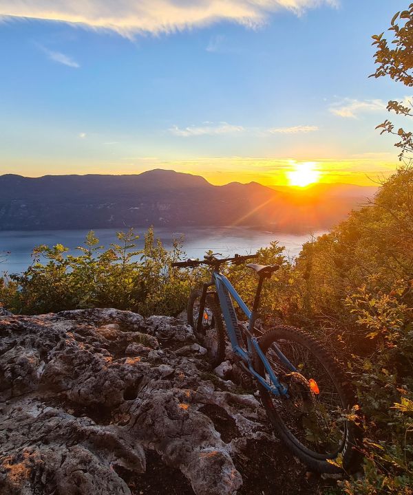 Smartphone e GPS fianco a fianco su un tavolo con accessori per bici.