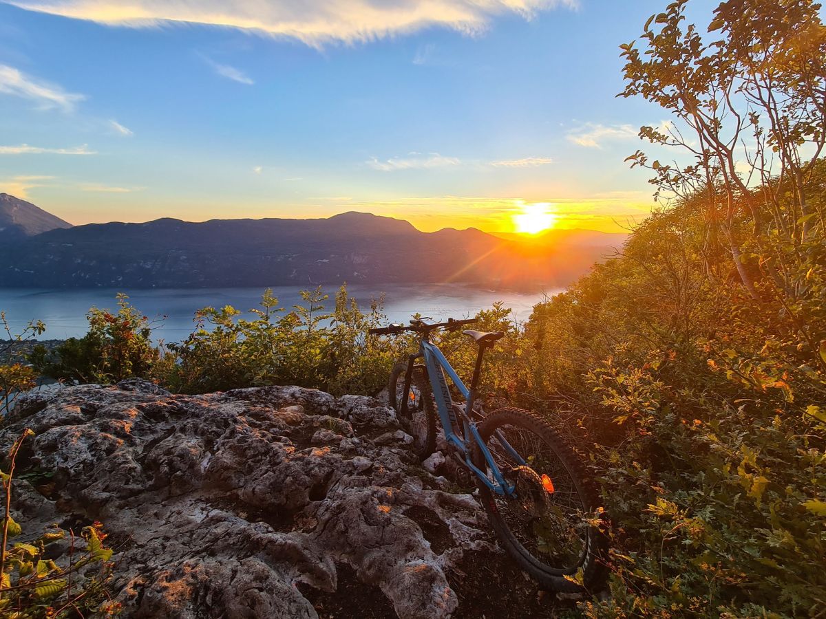 Smartphone e GPS fianco a fianco su un tavolo con accessori per bici.