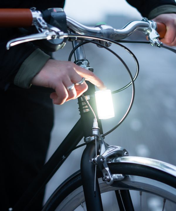 Attivazione facile della luce magnetica Shapeheart – una semplice pressione per accendere o spegnere l'illuminazione bici ricaricabile.