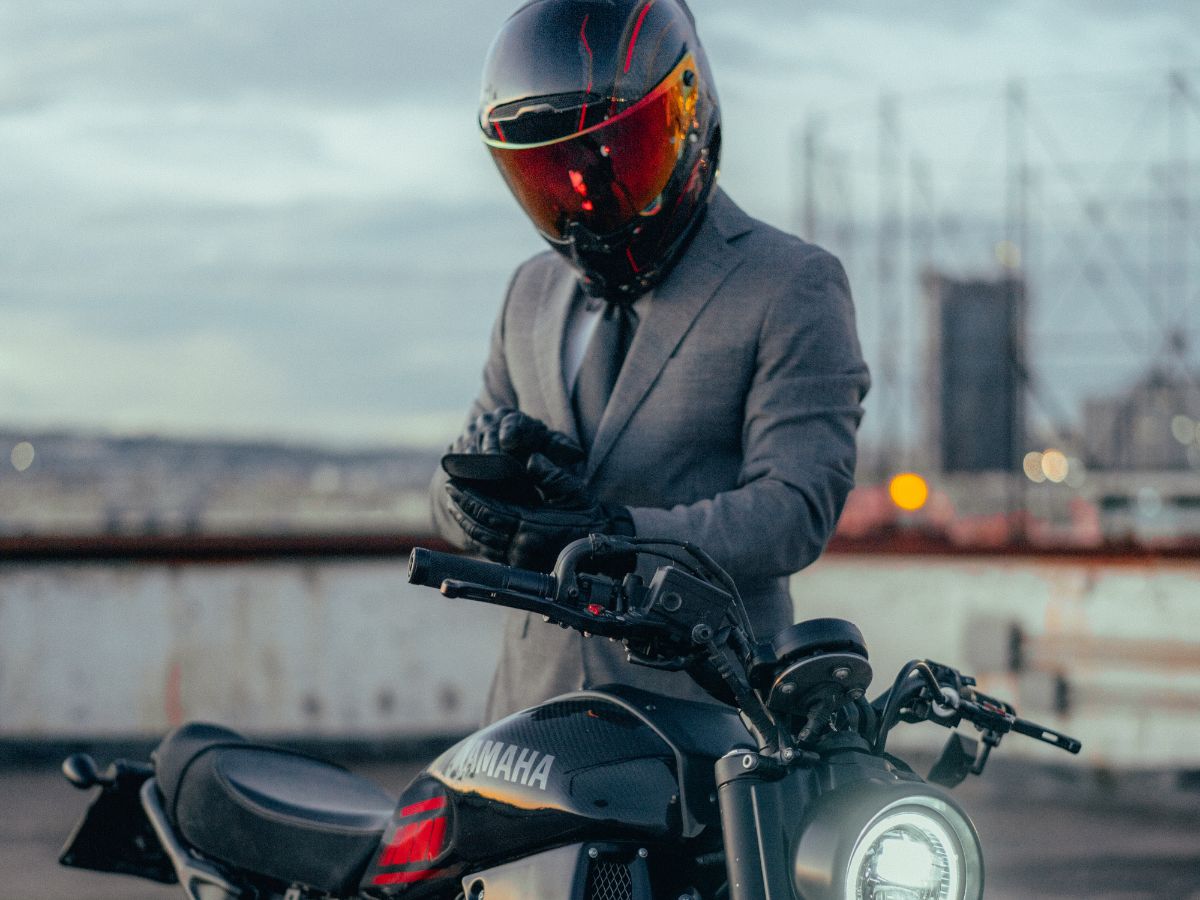 Supporto Shapeheart montato su un manubrio di moto con navigazione attiva in città.