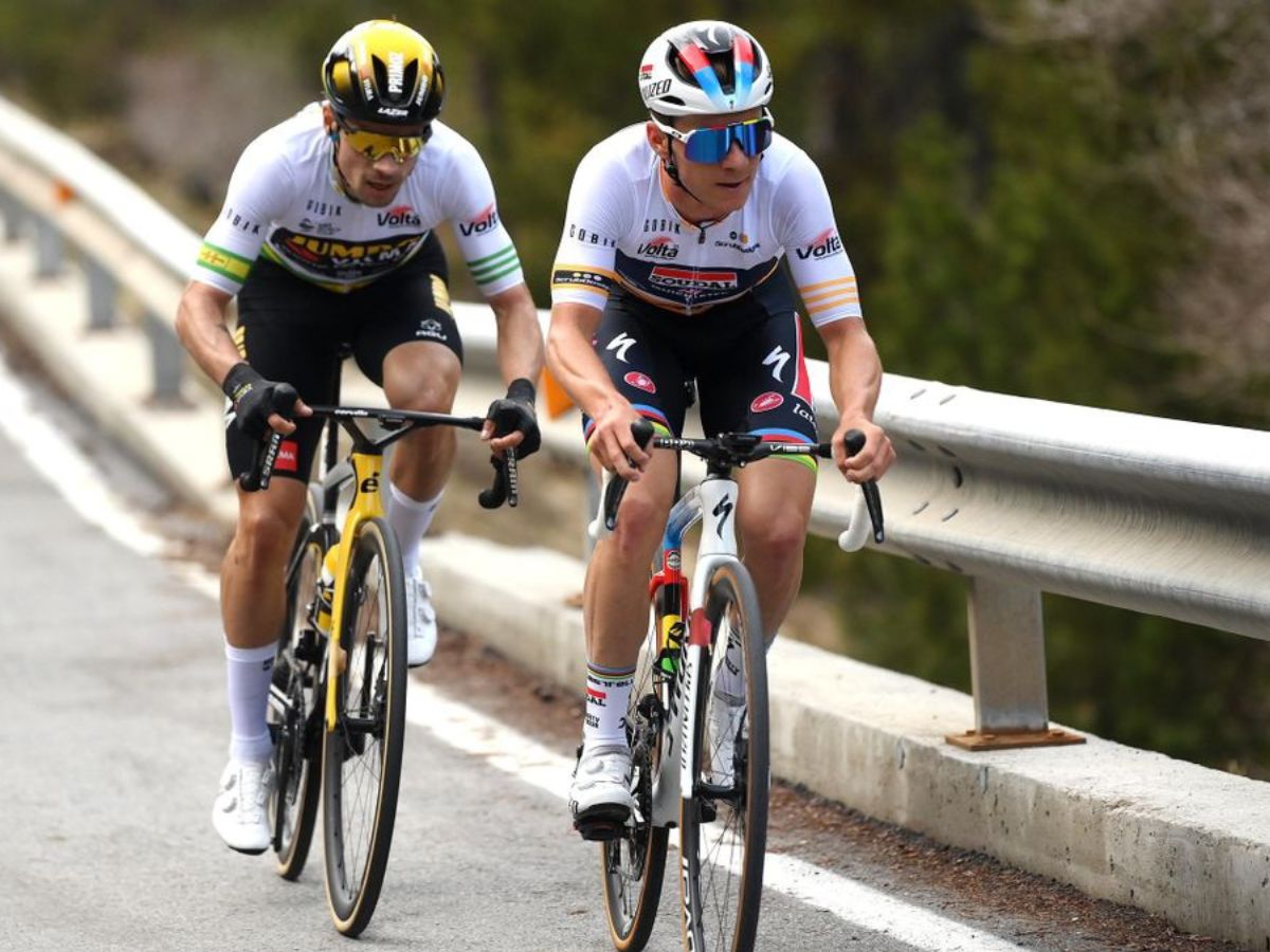 Evenepoel e Roglič in pieno sforzo in una tappa collinare.
