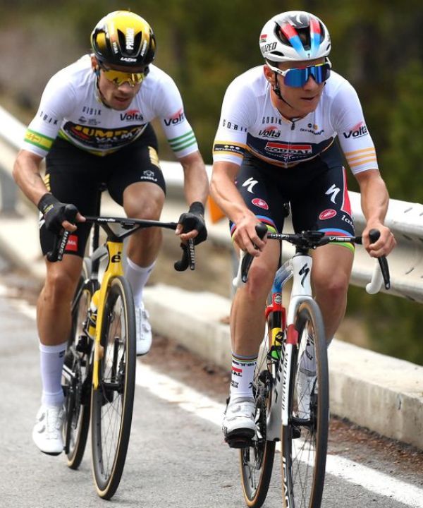 Evenepoel e Roglič in pieno sforzo in una tappa collinare.