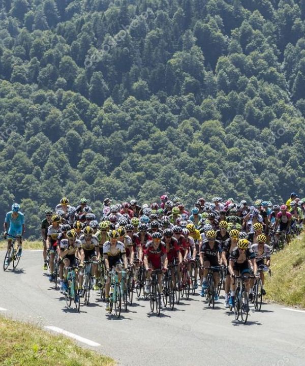 Gruppo di ciclisti che scalano un leggendario passo alpino sotto il sole.
