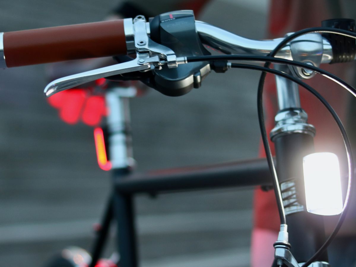 Luce anteriore bianca Shapeheart montata su una bicicletta, che garantisce un'illuminazione potente per una guida notturna in tutta serenità.