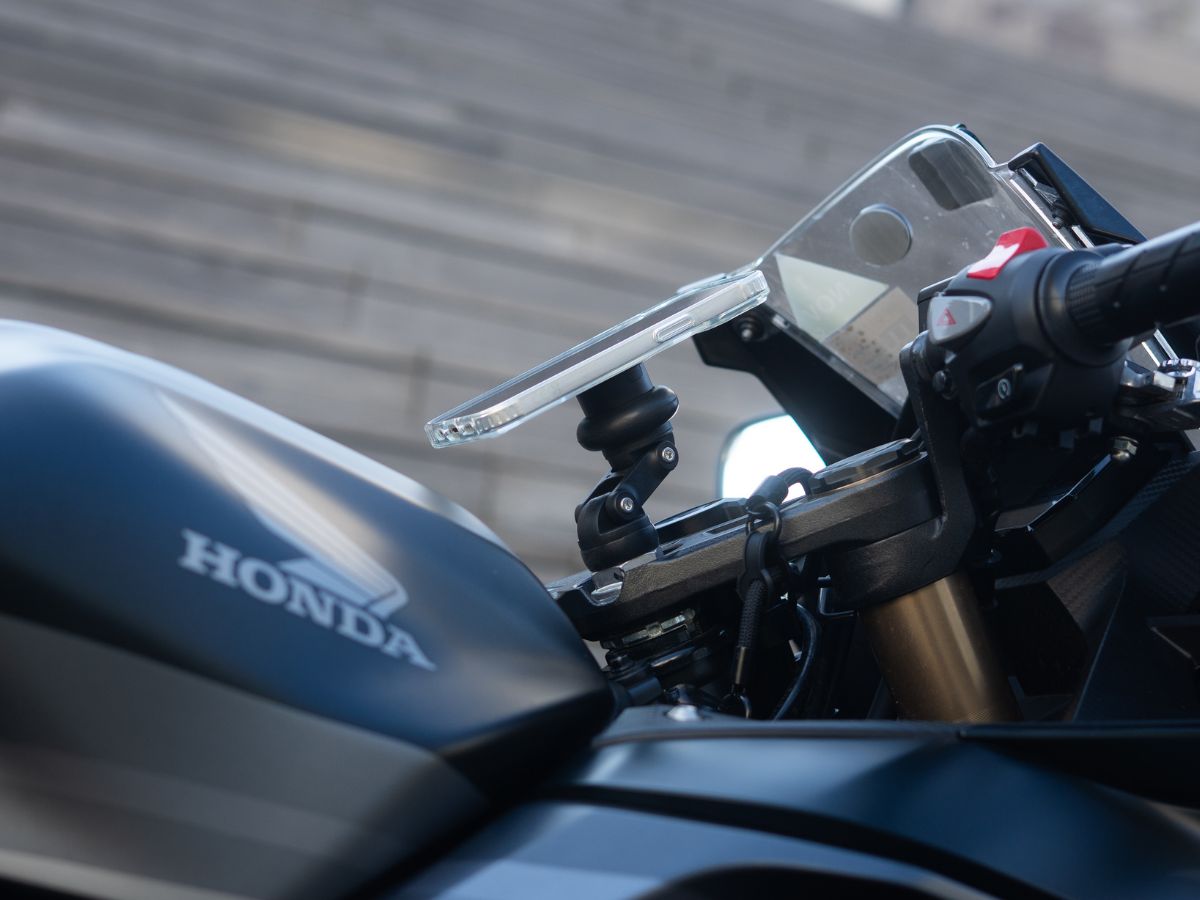 Telefono fissato sul serbatoio di una moto sportiva tramite Shapeheart.