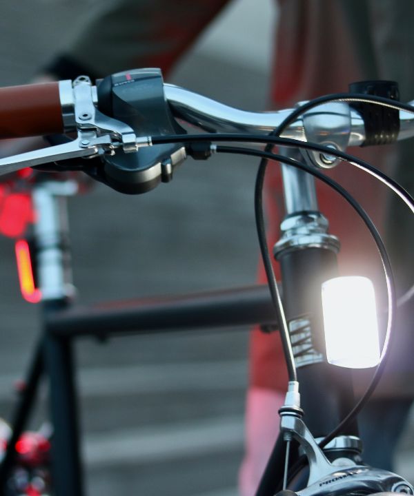 Luce anteriore bianca Shapeheart montata su una bicicletta, che garantisce un'illuminazione potente per una guida notturna in tutta serenità.