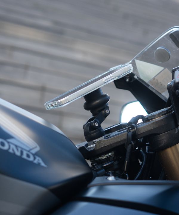 Telefono fissato sul serbatoio di una moto sportiva tramite Shapeheart.