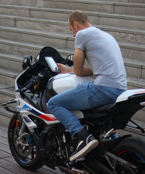 Supporto magnetico moto compatto, rapido da installare e affidabile: il MINI-BOOST vi accompagna in tutte le vostre uscite. Compatibile con le pochette e le placche Shapeheart.