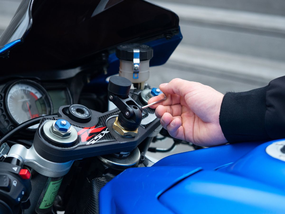 Il MINI-BOOST è ideale per le moto con semi-manubri. Può essere acquistato come pezzo di ricambio per adattarsi al tuo supporto Moto Pro o STEM esistente.