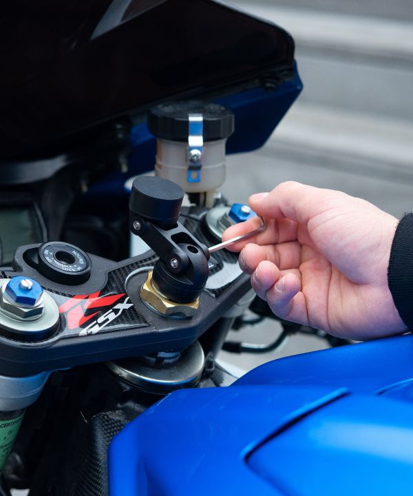 Il MINI-BOOST è ideale per le moto con semi-manubri. Può essere acquistato come pezzo di ricambio per adattarsi al tuo supporto Moto Pro o STEM esistente.