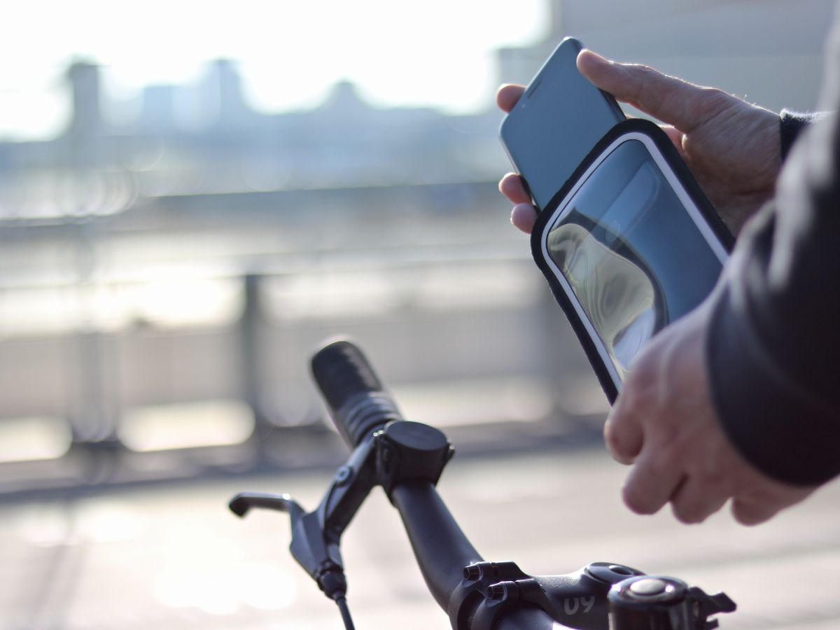 Il supporto Shapeheart consente un accesso rapido al telefono, senza perdere tempo durante i tragitti urbani quotidiani.