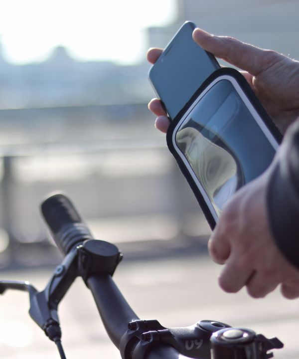 Il supporto Shapeheart consente un accesso rapido al telefono, senza perdere tempo durante i tragitti urbani quotidiani.
