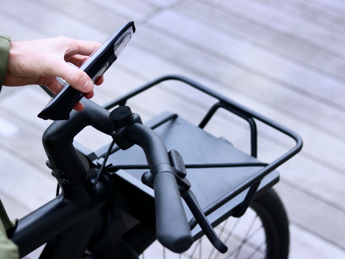 Due sistemi di fissaggio sono disponibili per adattarsi a tutti i ciclisti: rapido in silicone o avvitato per maggiore robustezza.