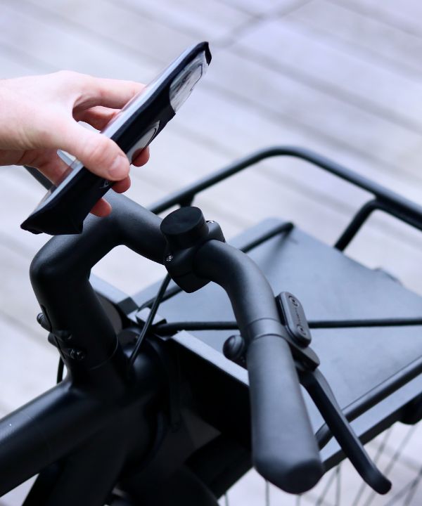 Due sistemi di fissaggio sono disponibili per adattarsi a tutti i ciclisti: rapido in silicone o avvitato per maggiore robustezza.