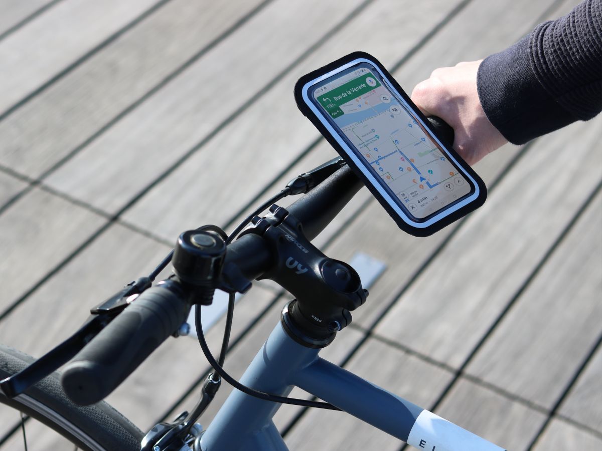 Il supporto Shapeheart rimane stabile anche su strade irregolari e protegge il telefono dalle intemperie grazie alla sua custodia impermeabile.