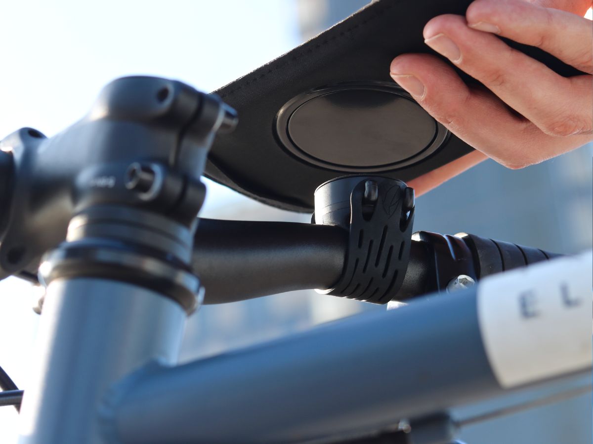 Il suo design discreto si integra con tutti i tipi di bici, e la sua compatibilità duratura lo rende un accessorio utile e riutilizzabile.