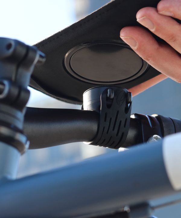 Il suo design discreto si integra con qualsiasi bicicletta, e la sua compatibilità duratura lo rende un accessorio utile e riutilizzabile.