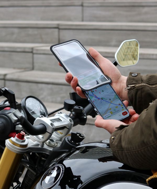 Un giovane conducente in strada nel pieno della città, concentrato sui suoi primi tragitti in moto.