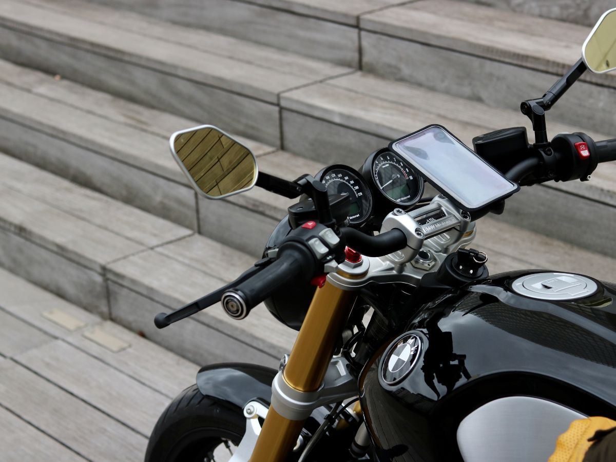 Confronto di più moto equipaggiate con diversi supporti Shapeheart: avvitato, silicone e specchio.