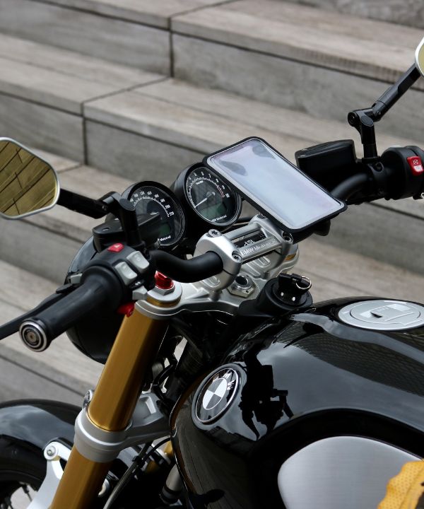 Confronto di più moto equipaggiate con diversi supporti Shapeheart: avvitato, silicone e specchio.