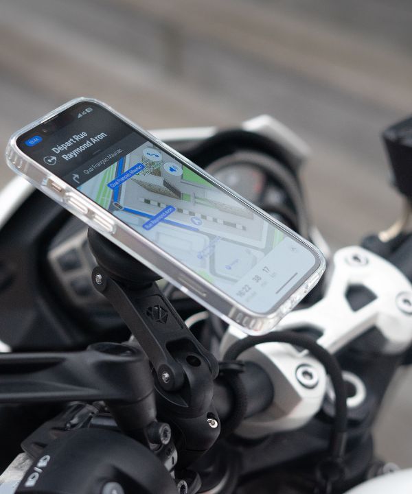 Un manubrio dotato di un supporto Shapeheart che mostra un GPS, facilitando la navigazione in città. Una messa in scena ideale per dimostrare l'utilità del supporto in un ambiente urbano.