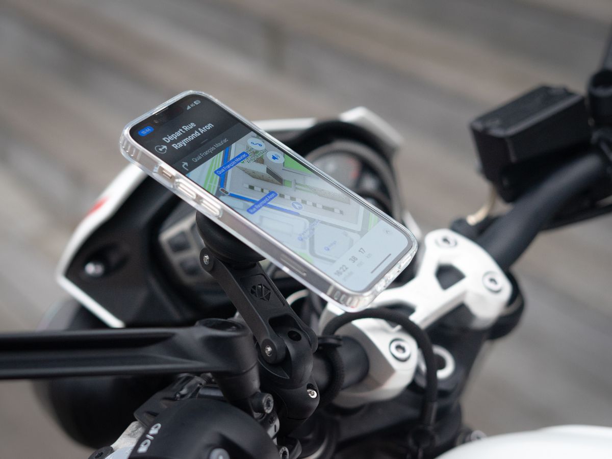 Un manubrio dotato di un supporto Shapeheart che mostra un GPS, facilitando la navigazione in città. Una messa in scena ideale per dimostrare l'utilità del supporto in un ambiente urbano.