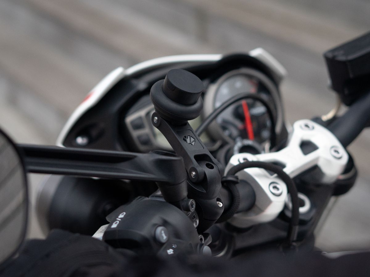 Confronto tra diversi supporti Shapeheart su manubri di moto, che mostra le opzioni di ottimizzazione del cockpit. Ogni supporto è adattato a uno stile di guida specifico.