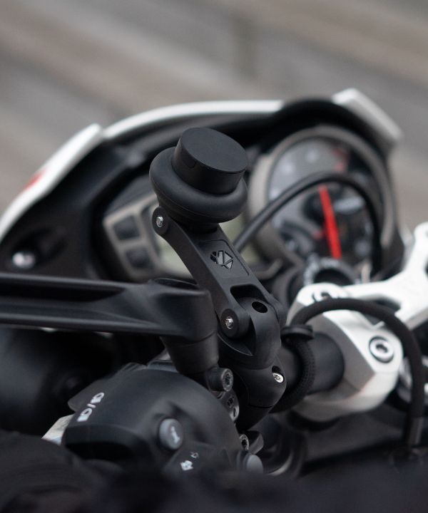 Confronto tra diversi supporti Shapeheart su manubri di moto, che mostra le opzioni di ottimizzazione del cockpit. Ogni supporto è adattato a uno stile di guida specifico.