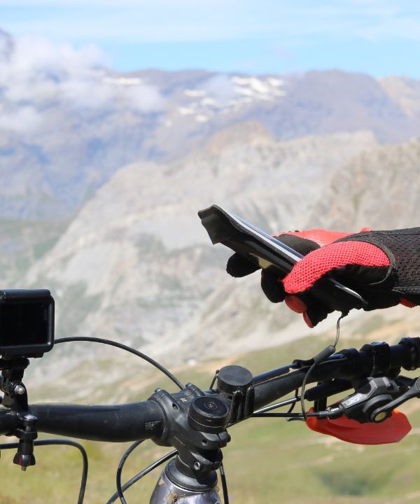 Supporto bici Shapeheart fissato su un manubrio da MTB, che mette in evidenza la sua compatibilità universale e la sua stabilità su terreni estremi.