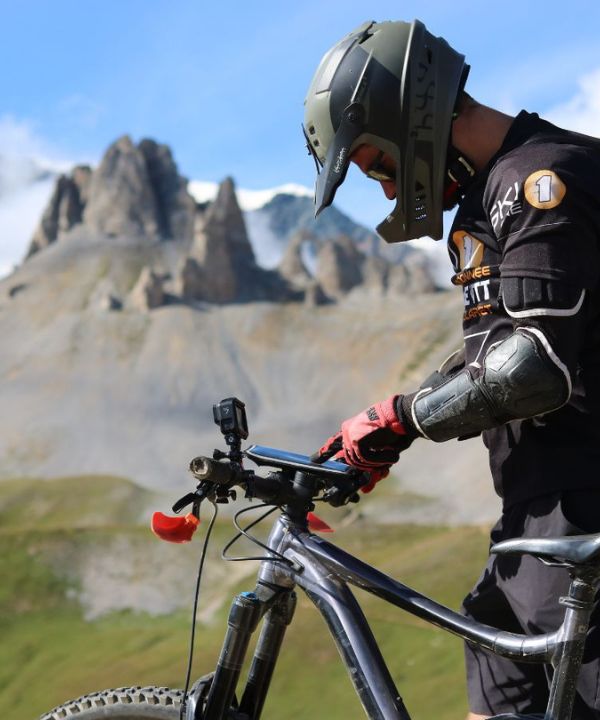 Telefono fissato su un manubrio Shapeheart con GPS visualizzato, che evidenzia l'utilità di uno smartphone visibile nel downhill in MTB.