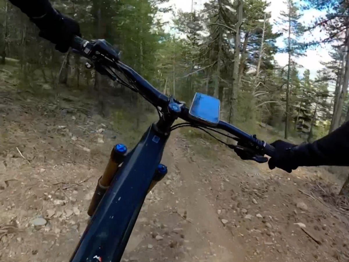Un rider fuoristrada che valida l'efficacia del supporto Shapeheart dopo una sessione intensa in condizioni reali.