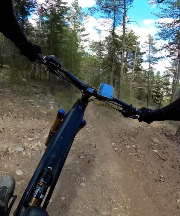 Un rider tutto-terreno che conferma l'efficacia del supporto Shapeheart dopo una sessione intensa in condizioni reali.