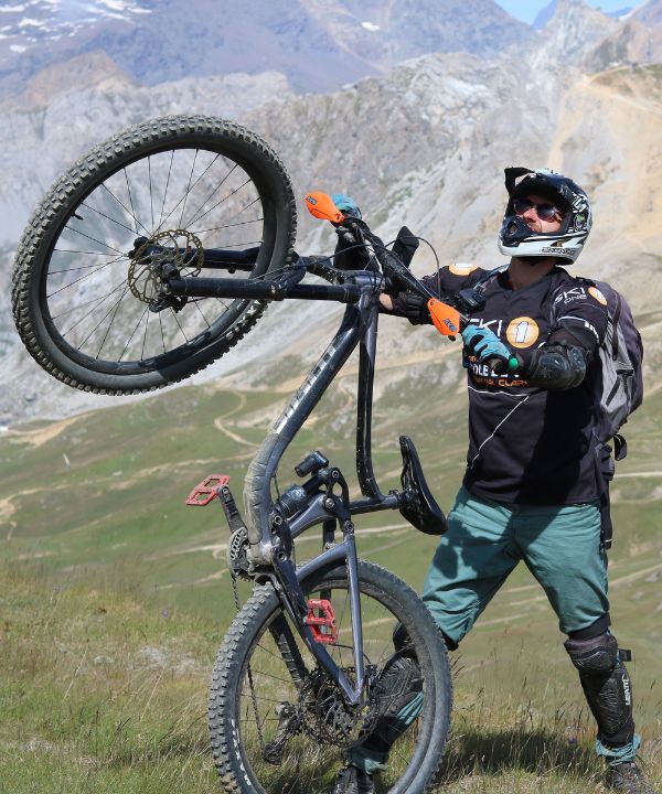 Bici pronta a scendere con un supporto Shapeheart visibile, sintesi visiva dell'importanza di pedalare connessi e ben equipaggiati.