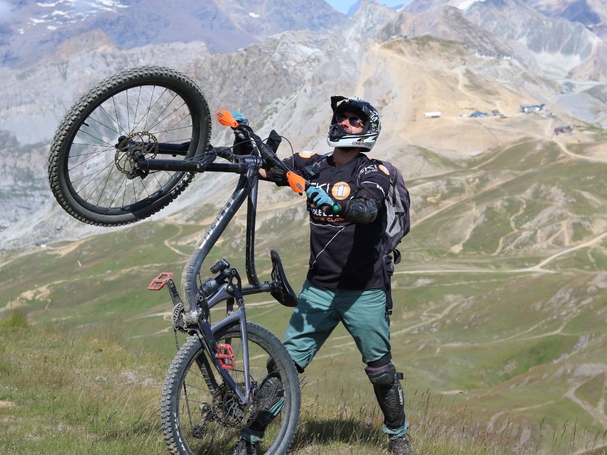 Bici pronta a scendere con un supporto Shapeheart visibile, sintesi visiva dell'importanza di pedalare connessi e ben equipaggiati.