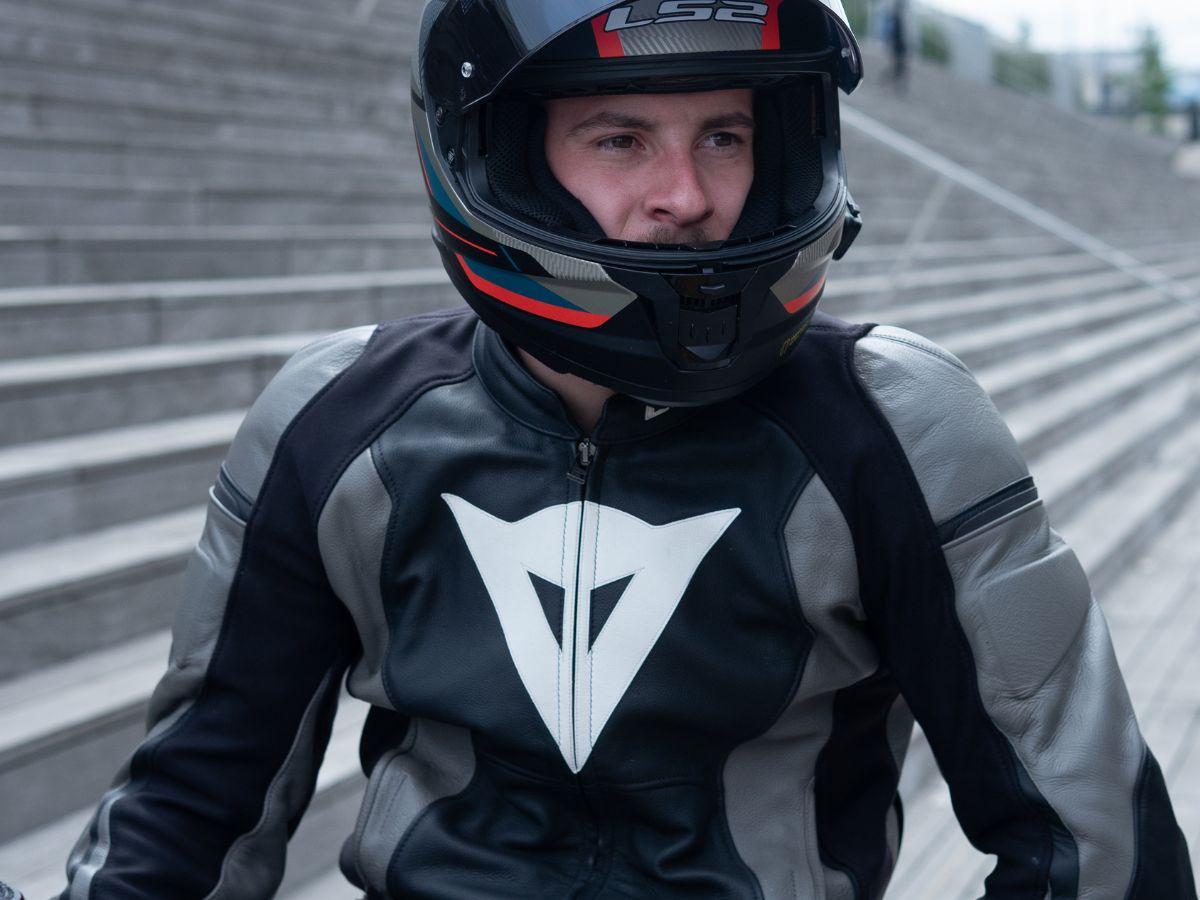 Moto trail su strada mista, che mette in evidenza il comfort e la capacità di adattamento in condizioni variabili.