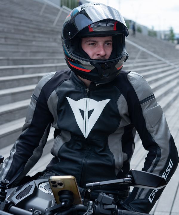 Moto trail su strada mista, che mette in evidenza il comfort e la capacità di adattamento in condizioni variabili.