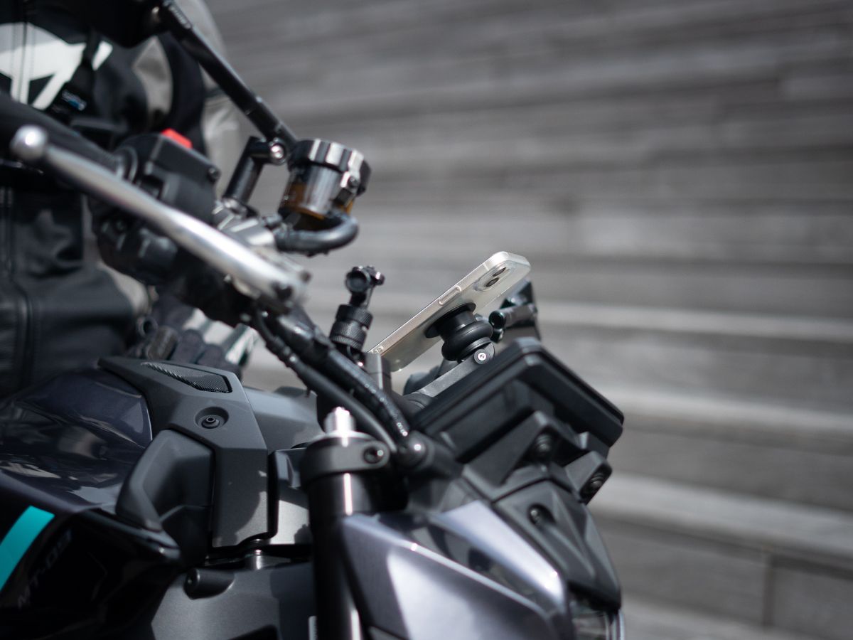 Telefono fissato su un supporto Shapeheart in moto in coppia, GPS visibile, sicurezza e accessibilità massime.