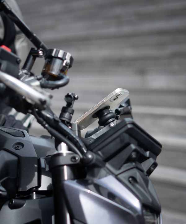 Telefono fissato su un supporto Shapeheart in moto in coppia, GPS visibile, sicurezza e accessibilità massime.