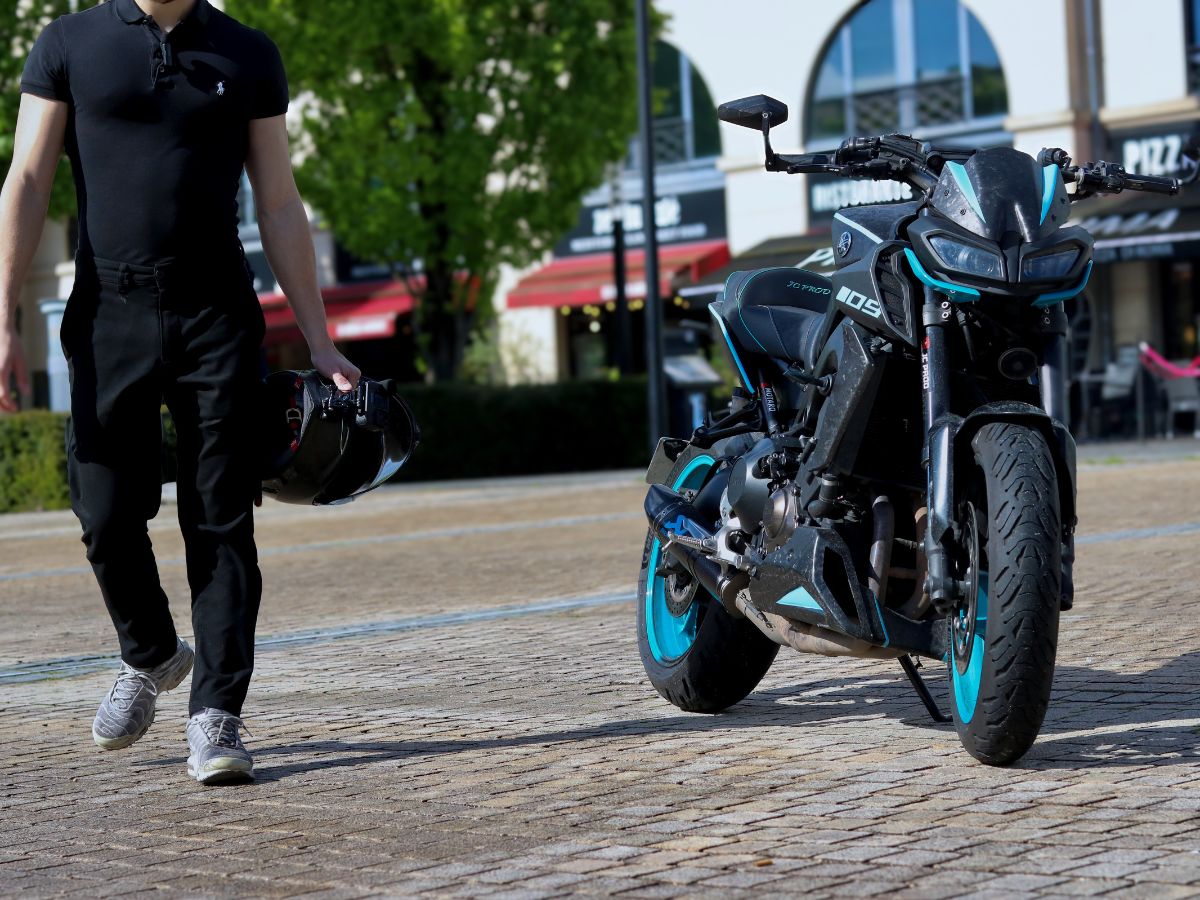 Motociclista che spiega le istruzioni di base al suo passeggero prima della partenza, per una migliore stabilità in moto.