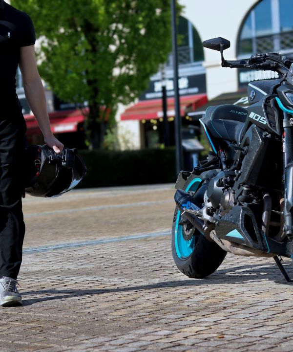 Motociclista che spiega le istruzioni di base al suo passeggero prima della partenza, per una migliore stabilità in moto.