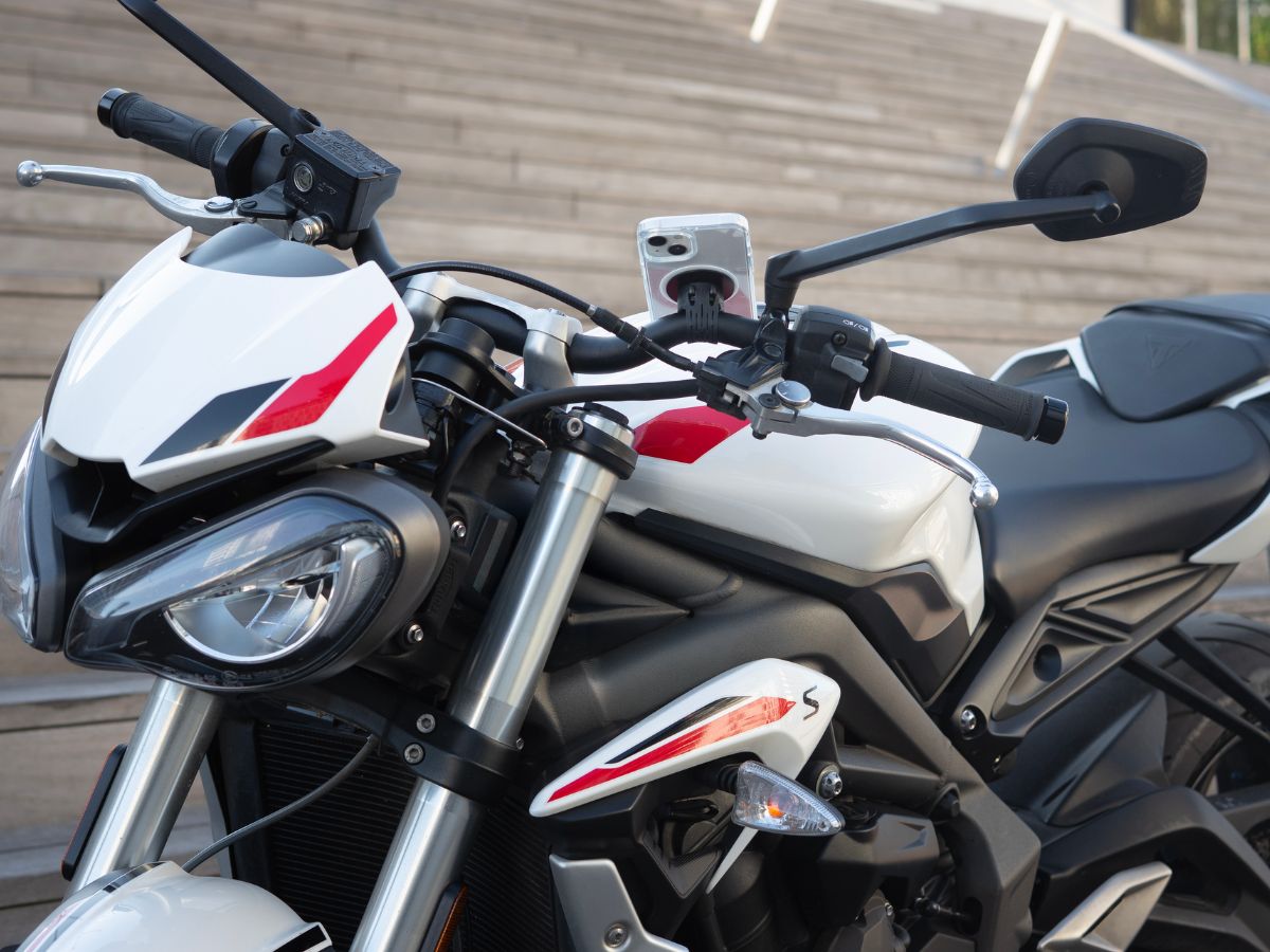 Giovane motociclista in posizione eretta su una roadster, che illustra la maneggevolezza ideale dopo la patente A2.