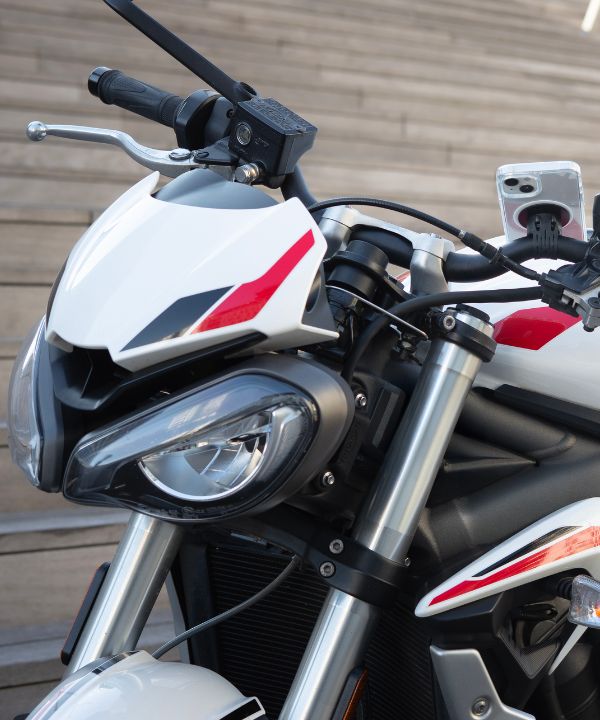 Giovane motociclista in posizione eretta su un roadster, che illustra la maneggevolezza ideale dopo la patente A2.
