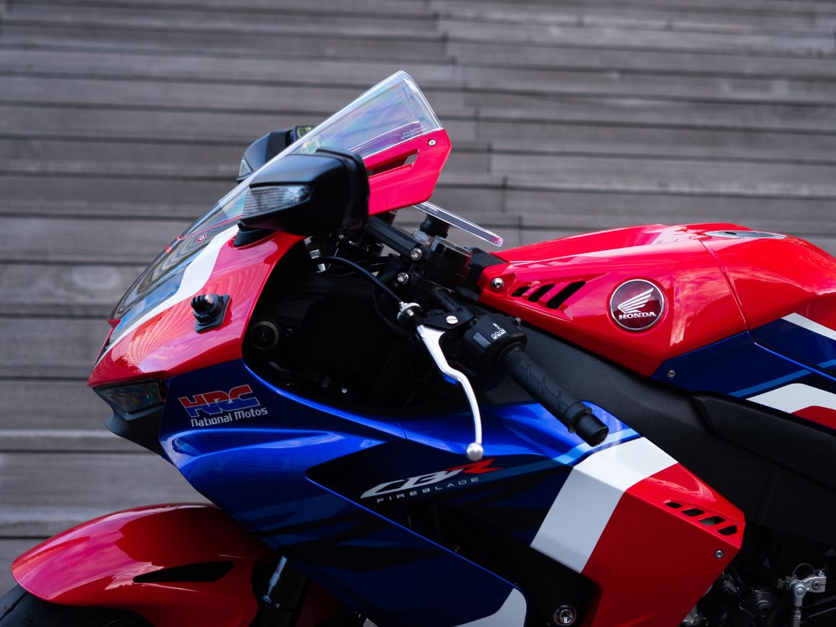 Motociclista in piena curva su una moto sportiva, che mostra la guida dinamica accessibile in A2.