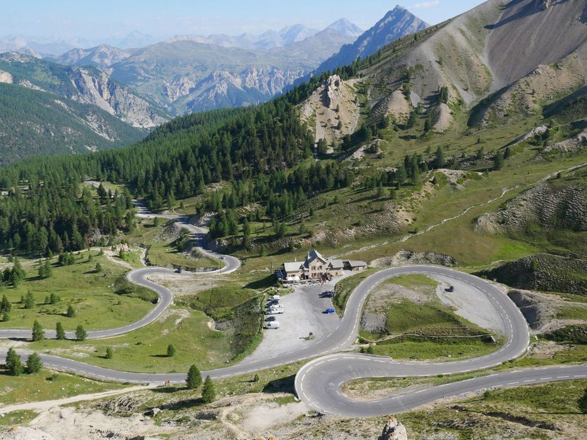 Strada per road trip in moto con Shapeheart