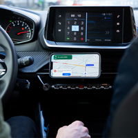 Navigazione GPS sullo schermo di uno smartphone fissato con il supporto magnetico Shapeheart in un'auto, orientamento orizzontale