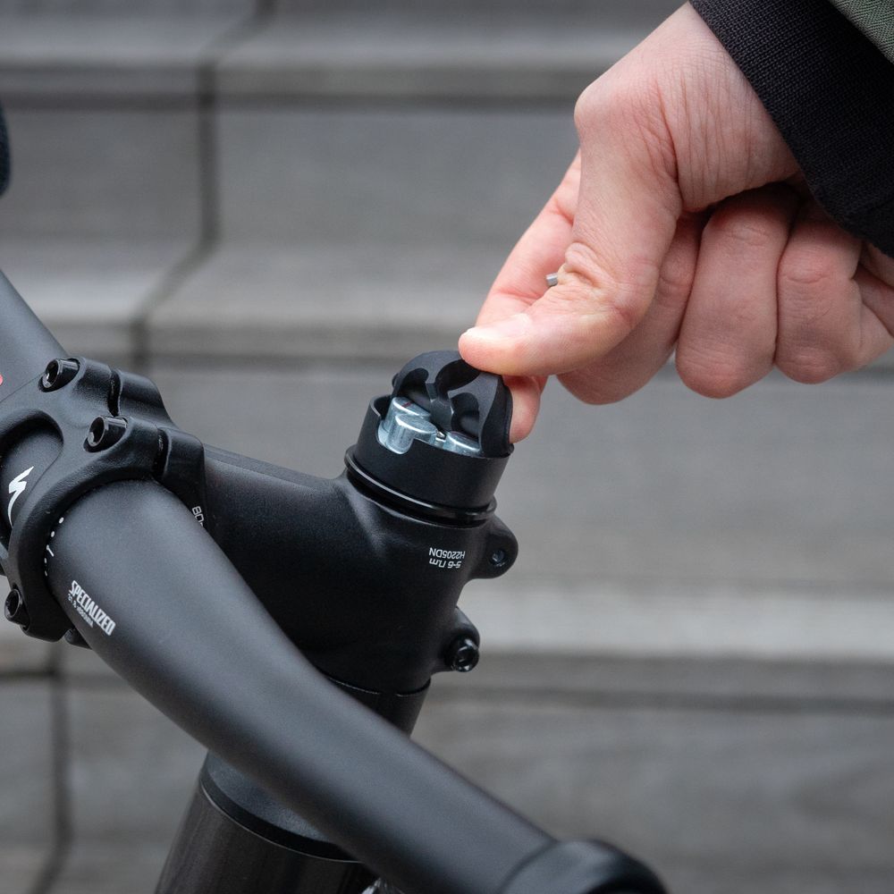 Coperchio in silicone installato sul supporto – Coperchio in silicone per supporto bici e moto Shapeheart