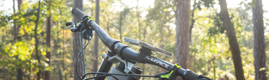 Ciclista su strada libera all'alba, pronto per una lunga uscita con equipaggiamento completo sulla sua bici.