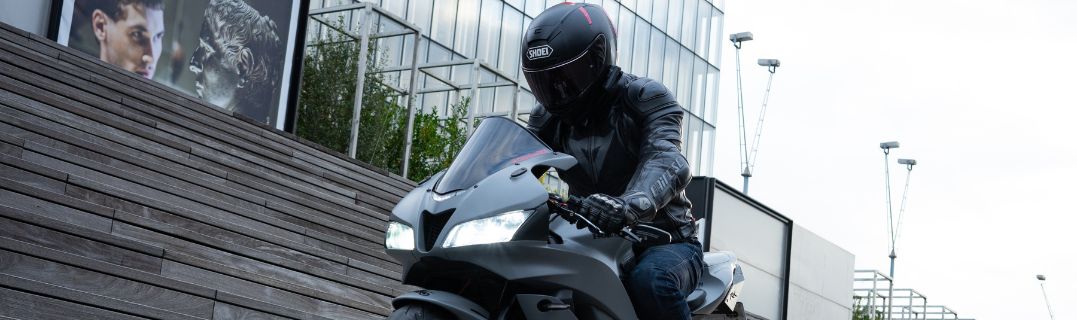 Motociclista su strada con un cruscotto digitale, che illustra l'evoluzione tecnologica degli ultimi dieci anni.