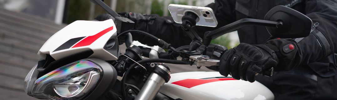 Un motociclista che circola in città tra le auto, illustrando le sfide del traffico urbano. L'immagine mostra l'importanza di anticipare bene i movimenti degli altri utenti