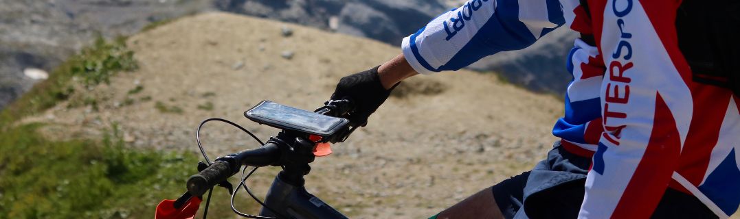 Un ciclista di mountain bike in piena discesa su un sentiero tecnico, che illustra l'importanza di un equipaggiamento affidabile nel downhill MTB.